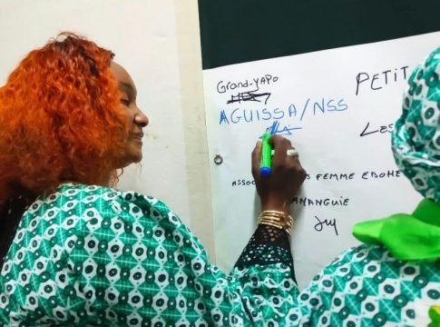 Une participante écrit sur un tableau lors de l’atelier de la Journée internationale de la femme rurale à Agboville