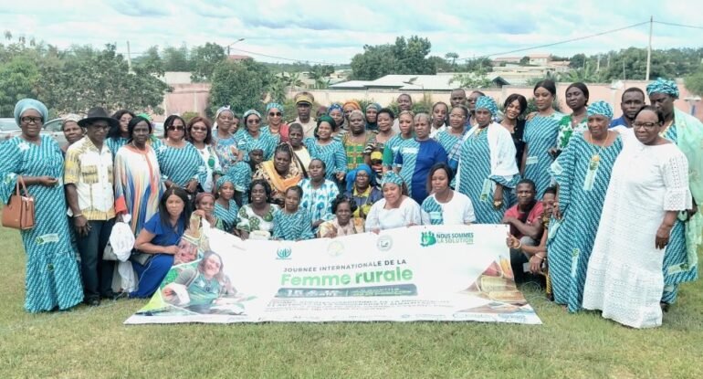 Photo de groupe des femmes rurales de Côte d’Ivoire et de Guinée devant la banderole de la Journée internationale de la femme rurale à Agboville