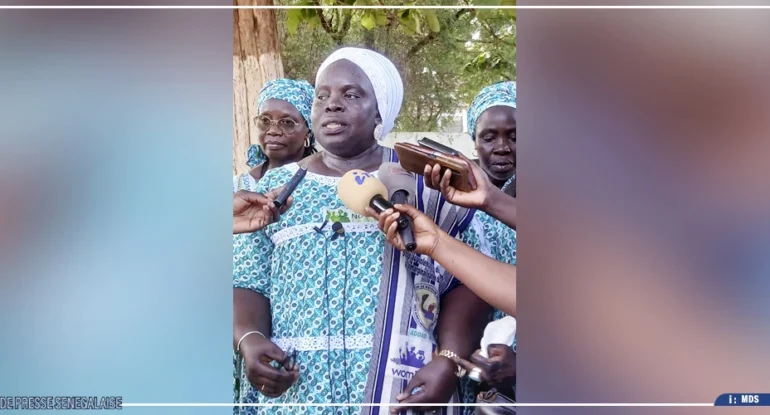 Mariama Sonko, présidente du mouvement Nous sommes la solution, interrogée par la presse à Sédhiou